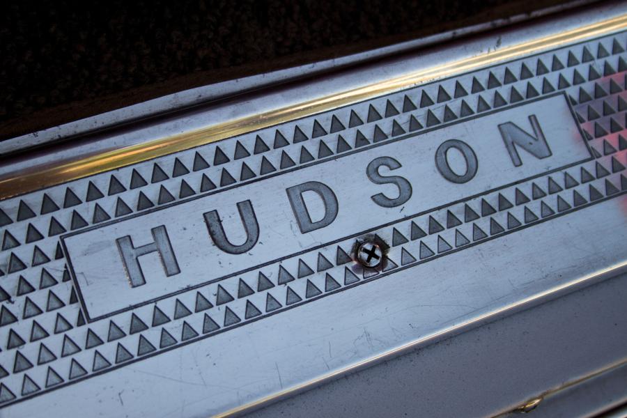 Логотип Hudson Commodore Eight Custom Convertible Brougham 1949 года  (фото 3 из 24)